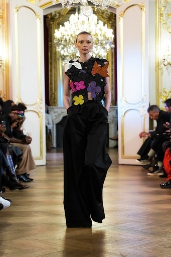 Imane Ayissi : premier défilé PFW Haute Couture ensmnle pantalon