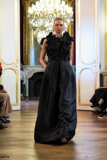 Imane Ayissi : premier défilé PFW Haute Couture robe noire