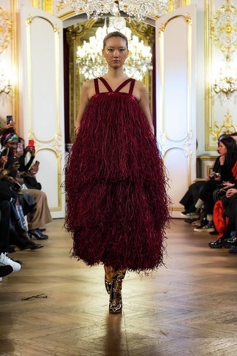 Imane Ayissi : premier défilé PFW Haute Couture robe raphia rouge