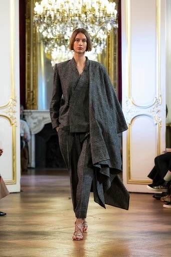 Imane Ayissi : premier défilé PFW Haute Couture tailleur