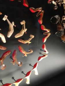 Christian Louboutin : l'Exhibition[niste] épopée du Shiva de l'escarpin escarpin nude