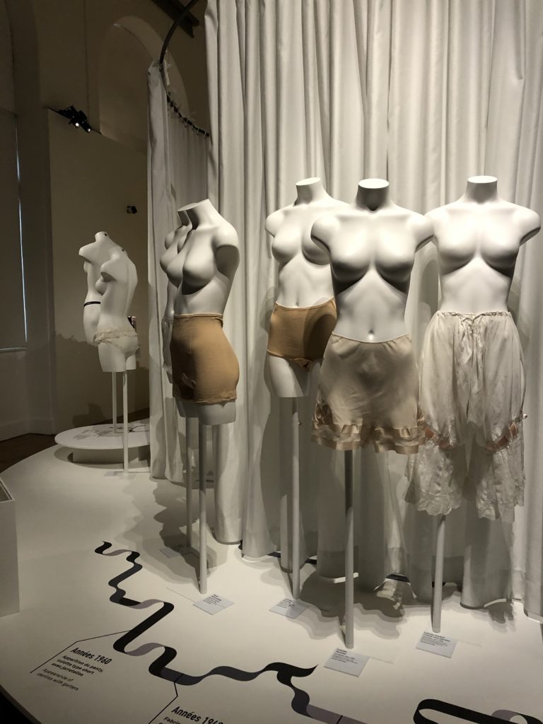Les rubans de l’intime expo entre corps et codes Culottes