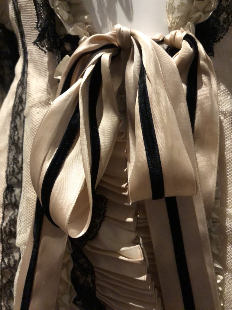 Les rubans de l’intime expo entre corps et codes robe ceinture rubans