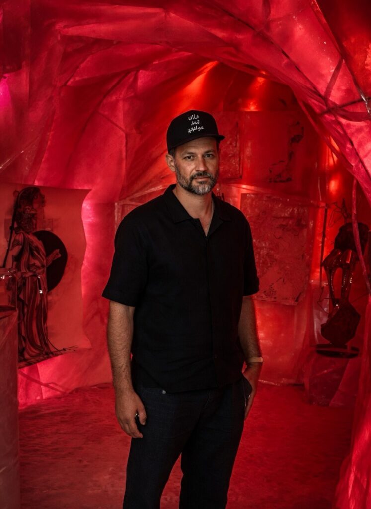 Christophe Hardyn, installation immersive rouge Art Digest au château du Plessis-Brion