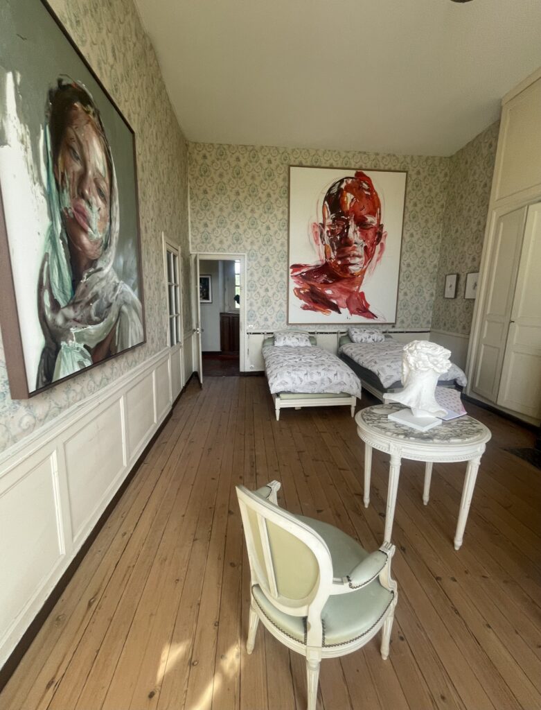 Œuvres d'Hopare accrochées dans une chambre historique du château du Plessis-Brion
