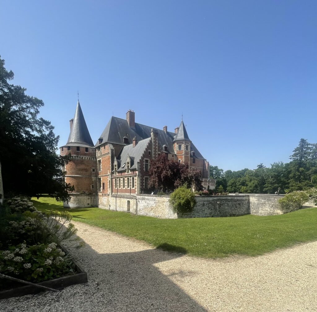 Château du Plessis-Brion vu depuis l'entrée, monument historique classé de l'Oise