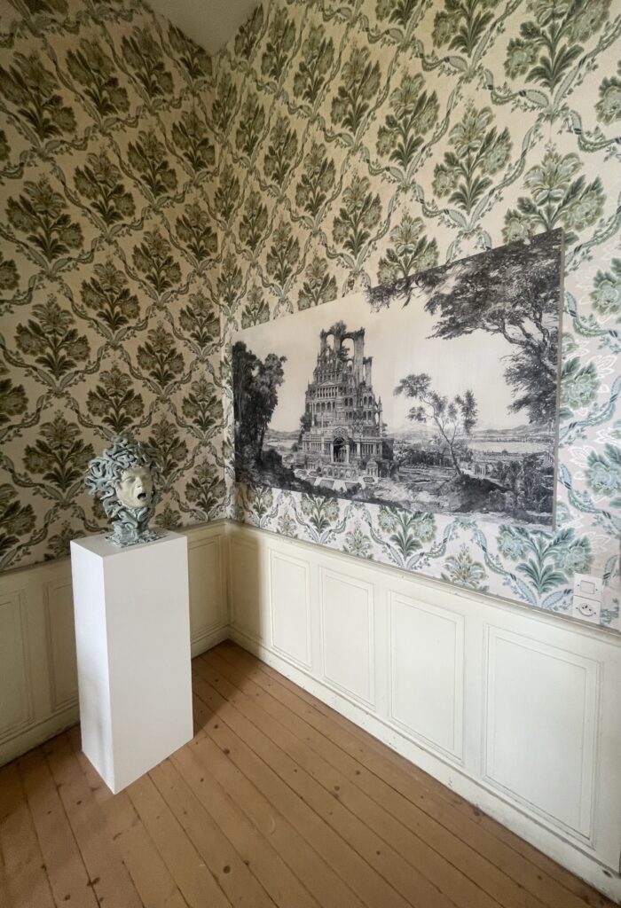 Bruno Mallard, Le Jardin oublié, face à Medusa d'Ivan Theimer, château du Plessis-Brion