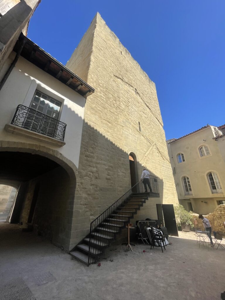 vue extérieure de la tour d'argent l'isle sur la sorgue