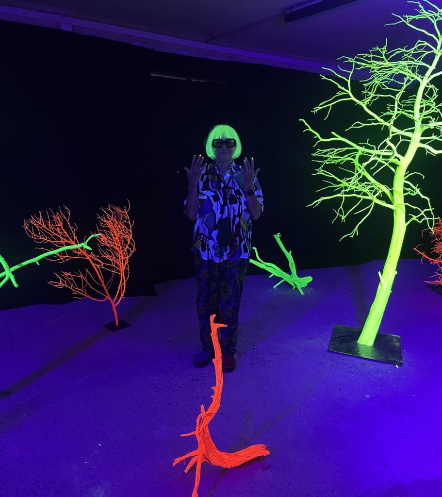 l'artiste michele gignoux pose au milieu de son installation pendant le festival partage des arts de l'isle sur la sorgue