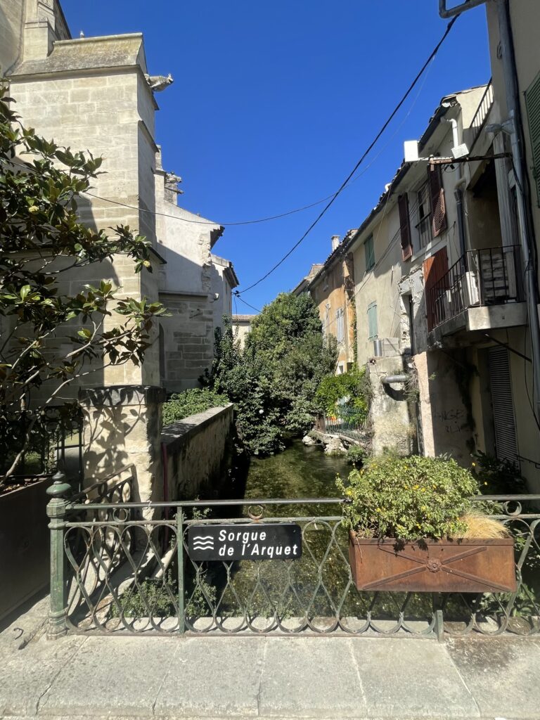 pont sur la rivière la sorgue