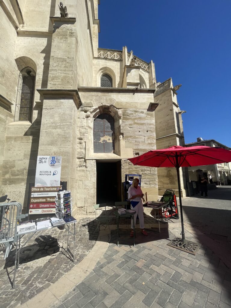 Benévoles du festival partage des arts devant la nano chapelle de l'isle sur la sorgue