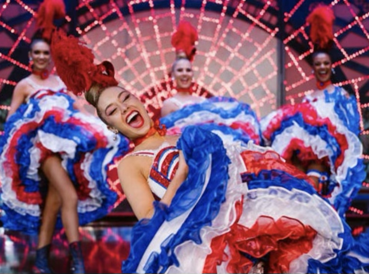4 danseuses de French cancan du Moulin rouge en costume bleu blanc rouge