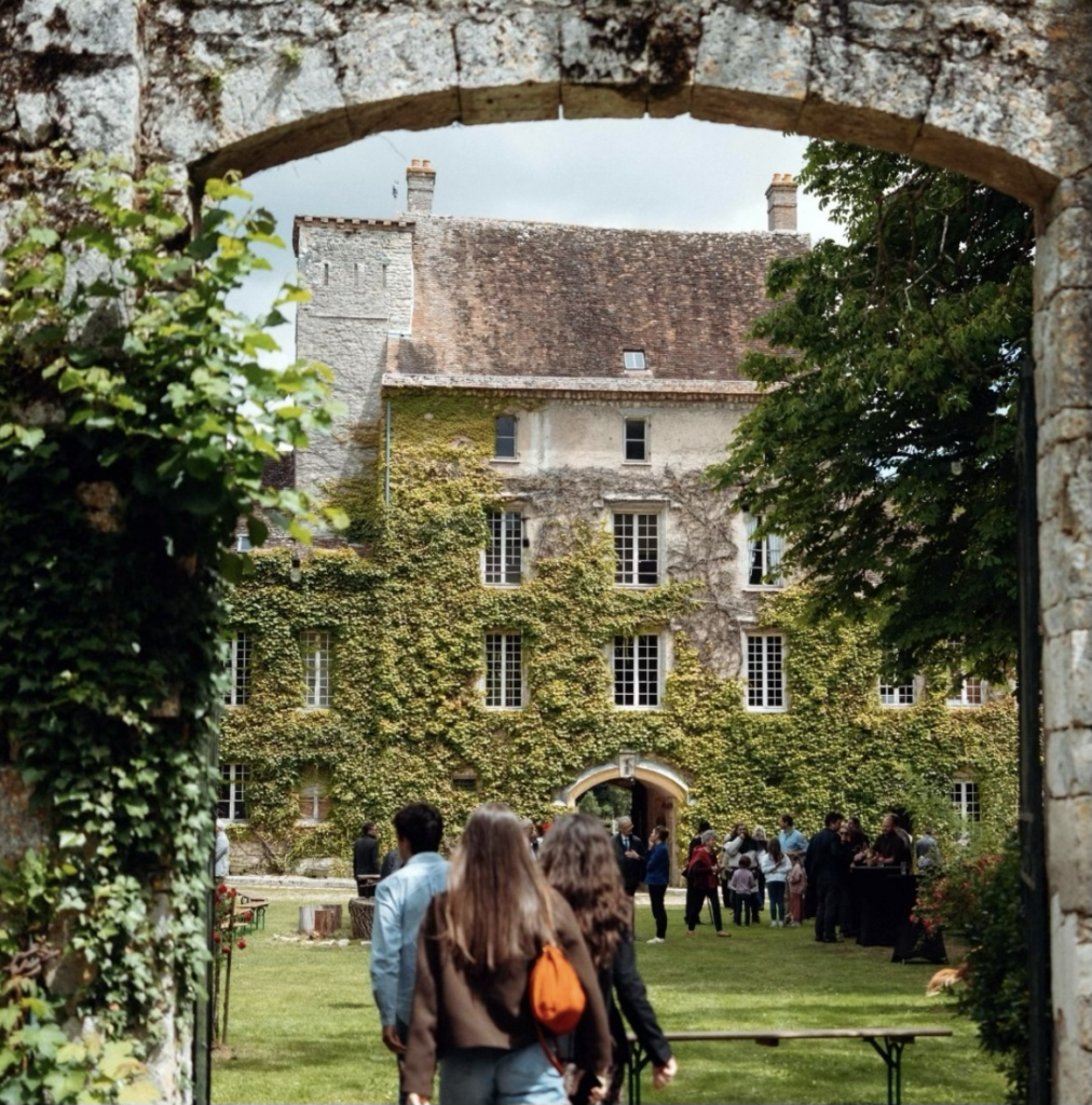groupe de visiteurs découvrant le château de Paley lors des JEP 2026